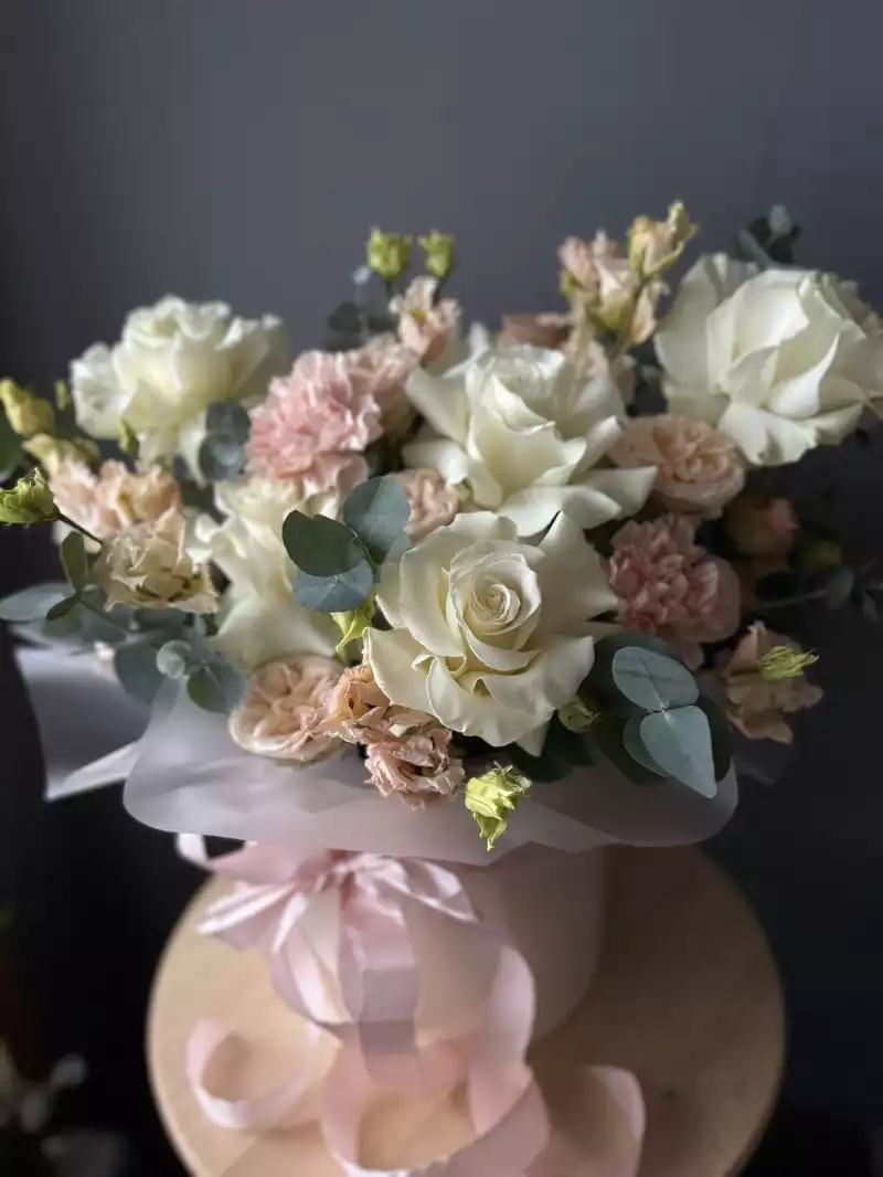 Композиция в шляпной коробке с французской розой, эустомой, диантусами, хризантемой