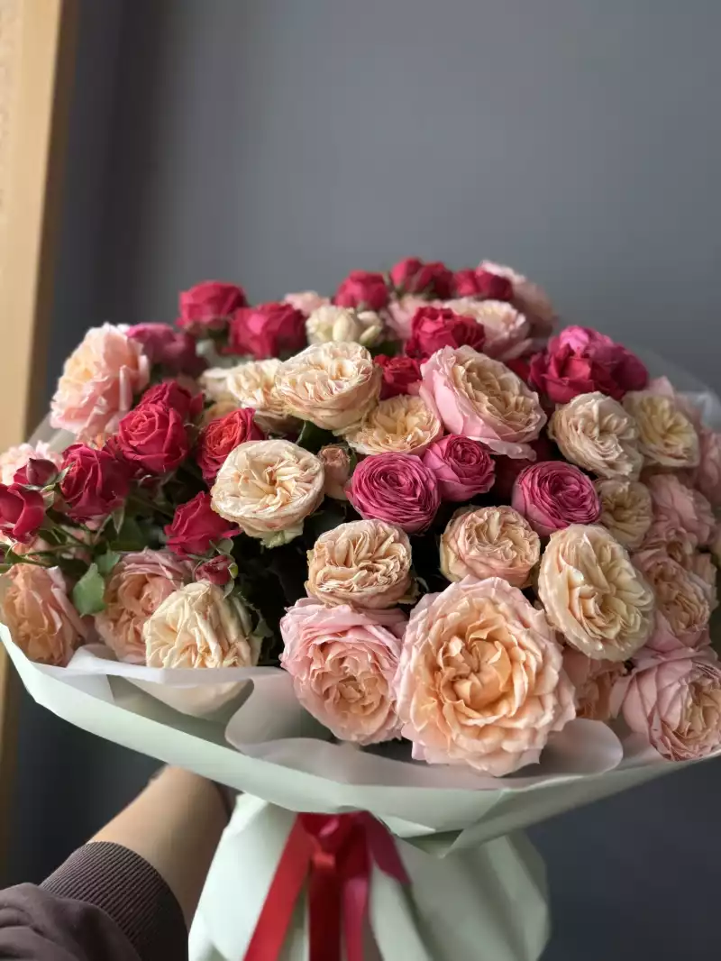 Букет из 21 ветки кустовых пионовидных роз
