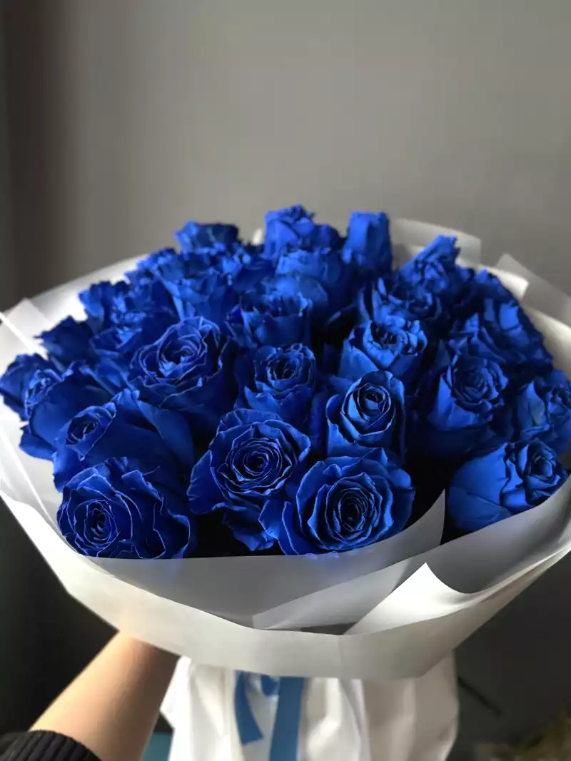 Букет из 21 розы синего цвета