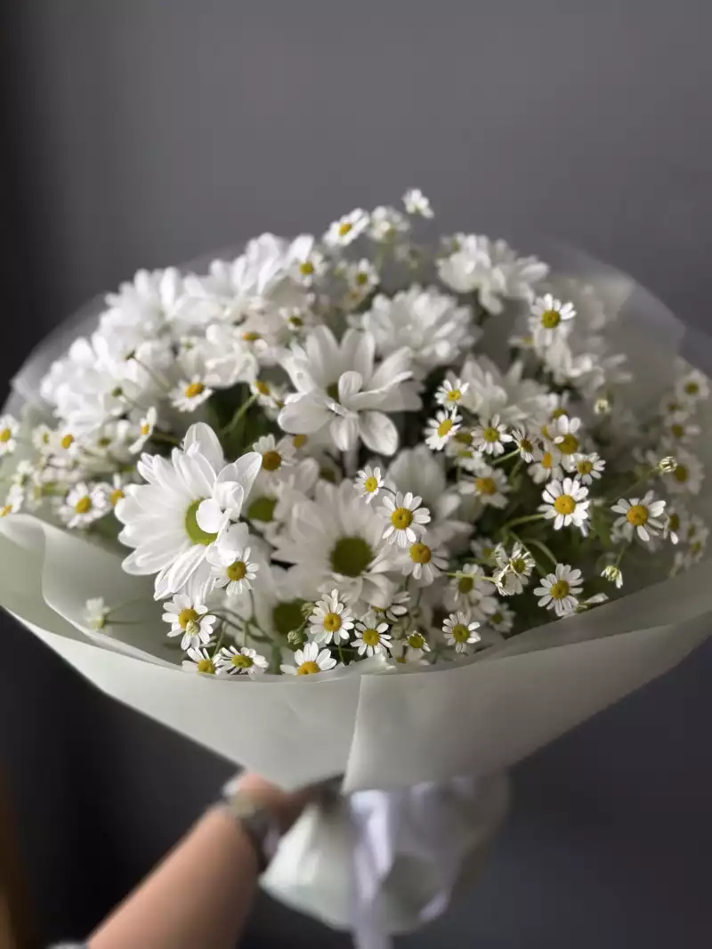 Букет из ромашковой хризантемы и танцетума