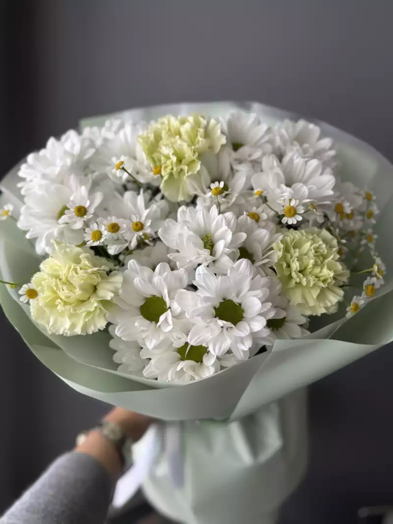 Букет из ромашковой хризантемы, танцетумы и диантусов