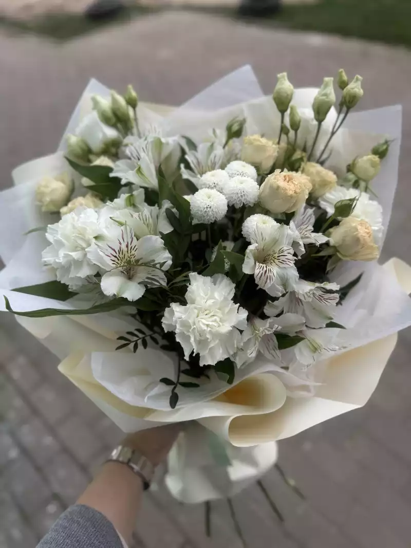 Сборный букет из эустомы, хризантем, диантусов и кустовых роз